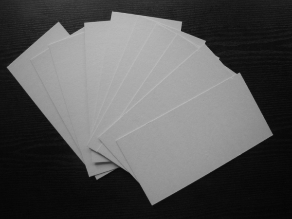 Tektura 0,5 mm szara, jednostronnie powlekana (biała); format 27x14 cm