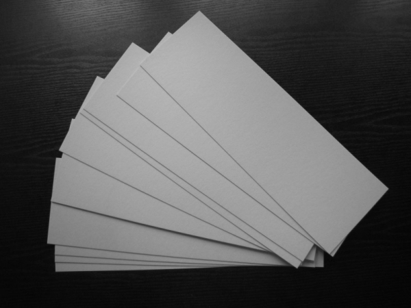 Tektura 0,5 mm szara, jednostronnie powlekana (biała); format 43x14 cm