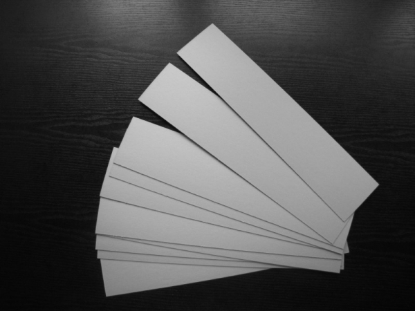 Tektura 0,5 mm szara, jednostronnie powlekana (biała); format 43x9 cm